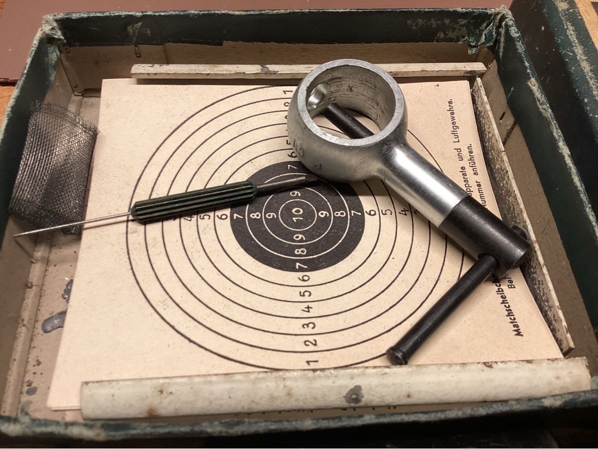 Schweizer Armee Stichwaffen: Militaria Lienhard comme photos – Gebraucht aus Luc (Ayent) von Rebouille 2