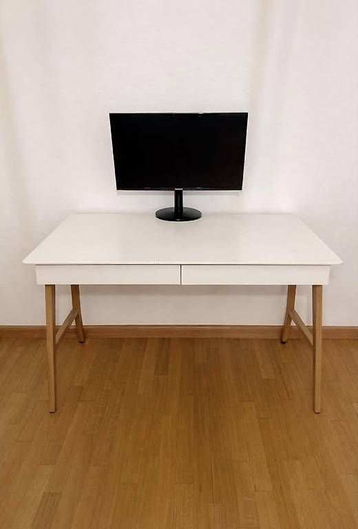 Scrivanie: Minimalist White Desk for Sale – Usato da Basel venduto da cle_f872