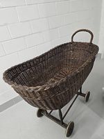 Vintage Weiden Stubenwagen mit Rädern! 100-jährig.