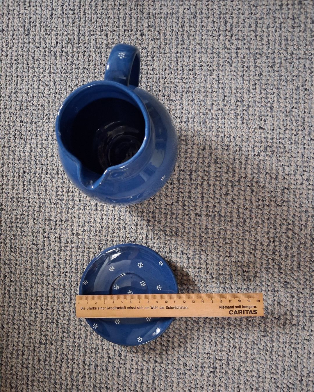 Set di piatti: Tiefblaue Keramikkaraffe mit Teller, weisse Blümchen – Usato da Wald ZH venduto da e8e 5