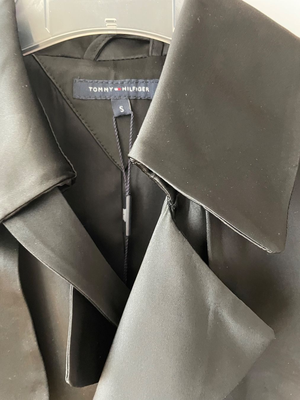 Tommy Hilfiger Mäntel: Satin Trenchcoat von Tommy Hilfiger – Neu und originalverpackt aus Steinhausen von Guelosch 2