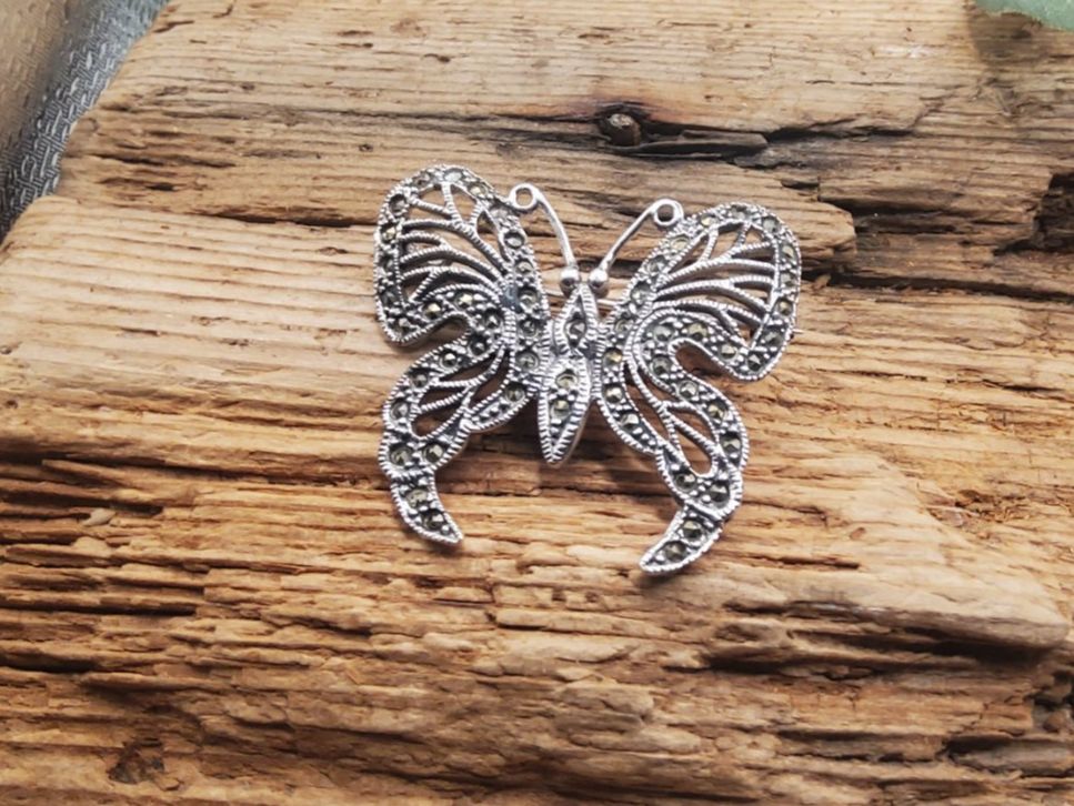 Spille & Fermagli: Vintage Brosche Schmetterling mit vielen Markasiten – Nuovo (secondo la descrizione) da Luzern venduto da S.Kern01 1