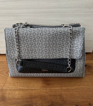 Elegante GUESS Handtasche mit Ketten-Details - Neuwertig