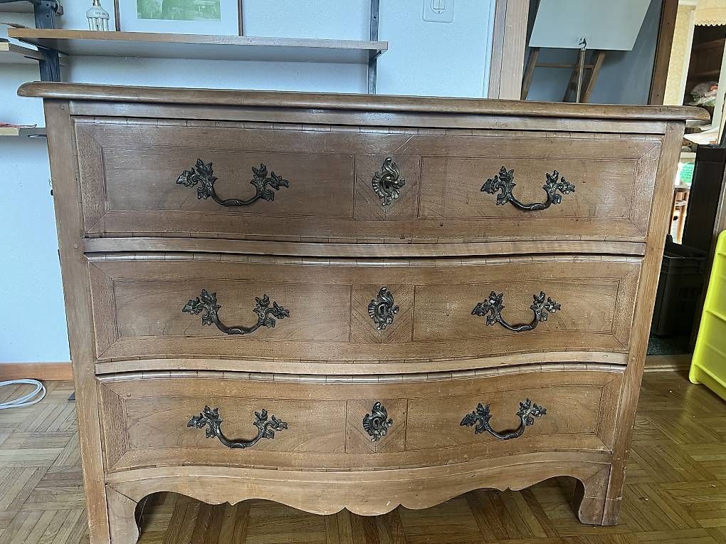 Cassettiere:  Belle commode ancienne en bois massif – Usato da Epalinges venduto da jpe_2twg