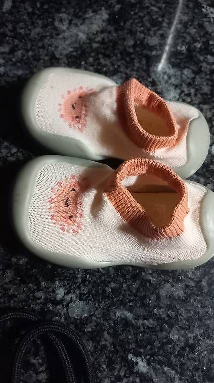 Scarpe per ragazzi: Hausschuhe 19/20 – Usato da Allschwil venduto da Camy061 1