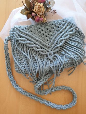 Gehäkelte Makramee-Handtasche im Boho-Stil grau