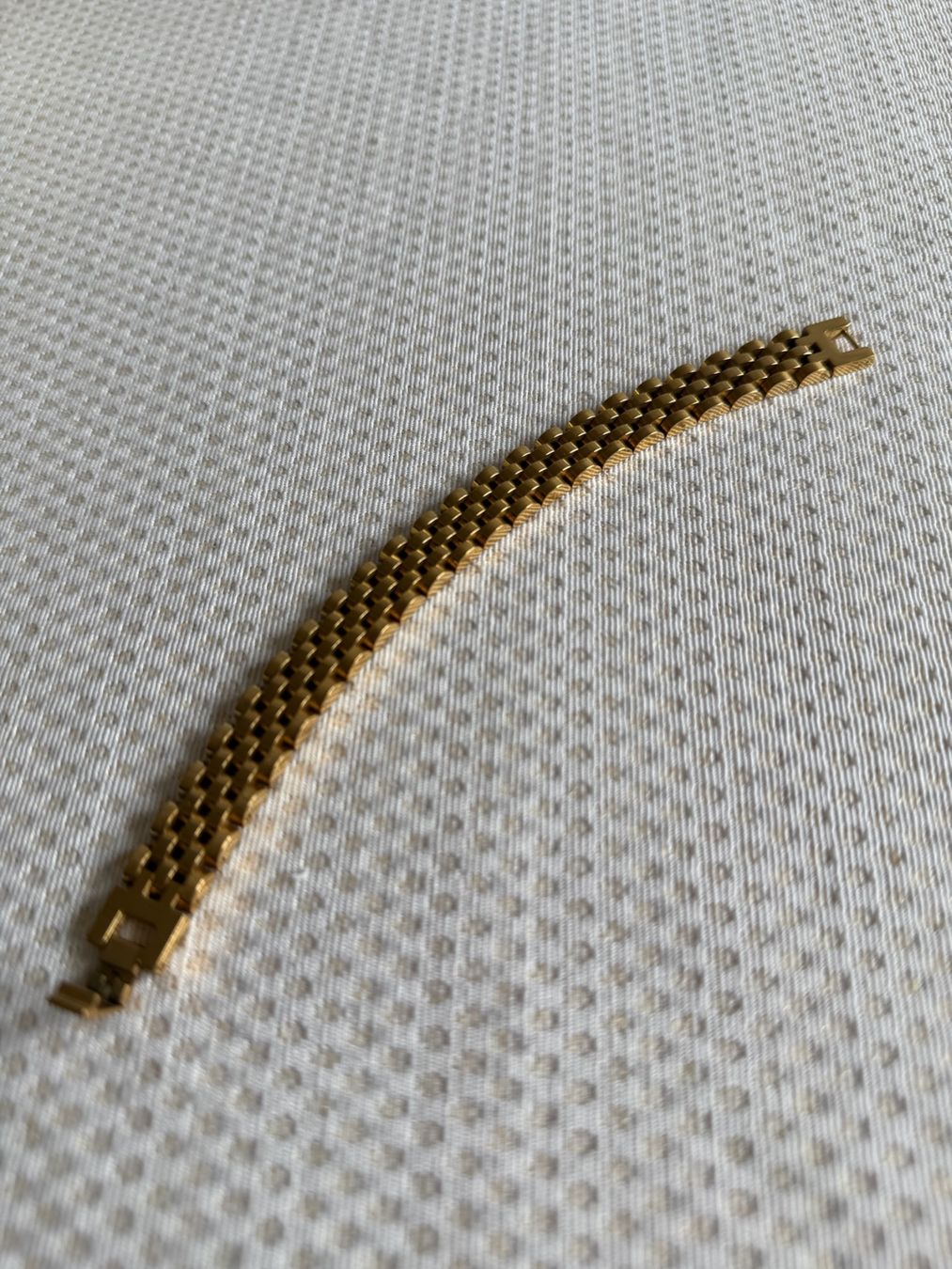 Armbänder & -reifen: Bracelet en acier doré – Gebraucht aus Sion von accroshoes 2