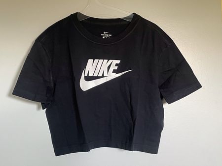 T-shirt Nike noir, taille M, Logo iconique, neuf!