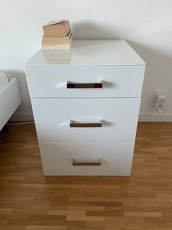Comodini: Nachttisch // Table de chevet // Bedside Table – Usato da Cologny venduto da els_tvj8