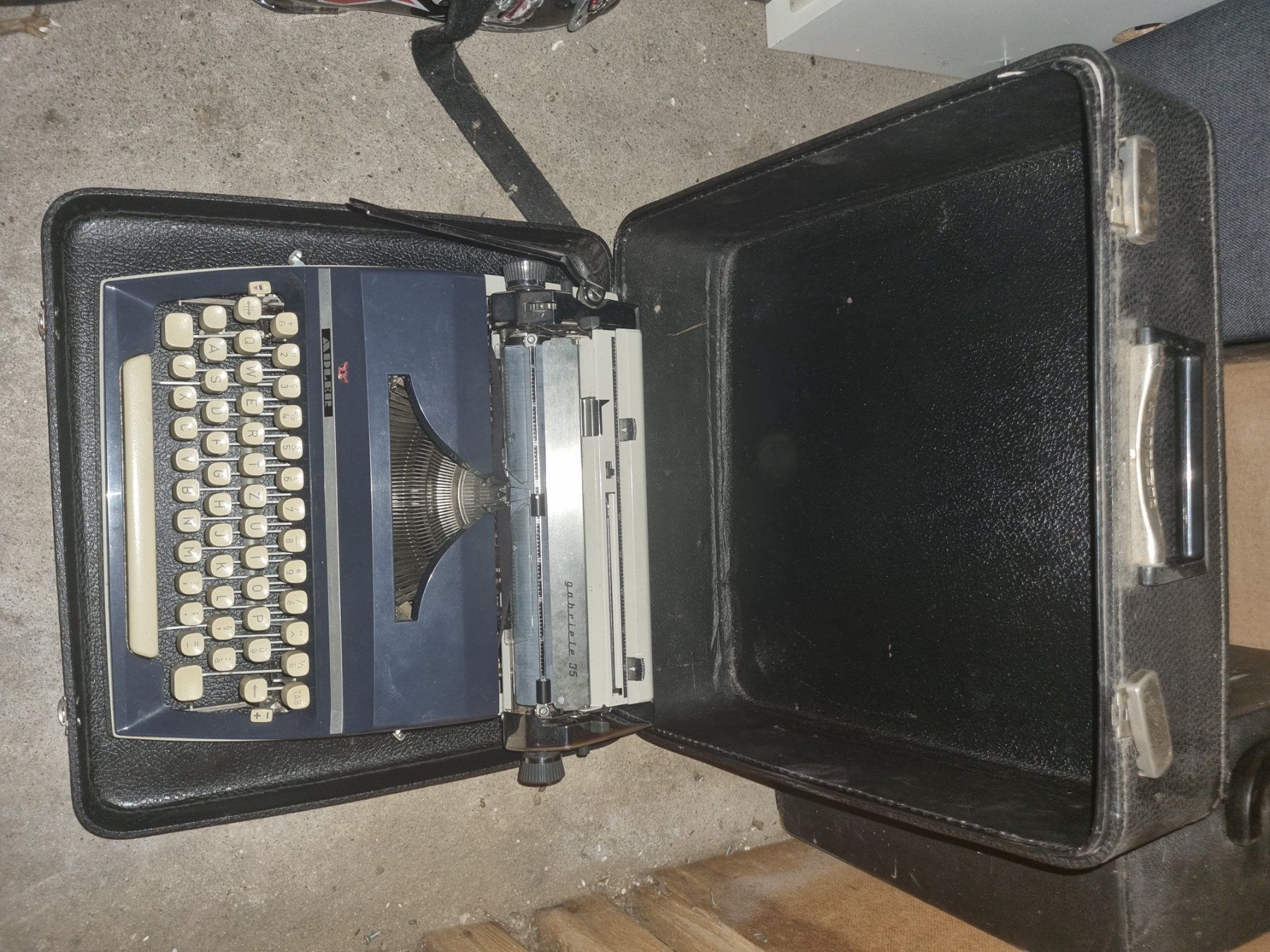 Macchine da scrivere: Machine à écrire portable Olympia avec mallette noire – Usato da Genève venduto da kev_d8vl