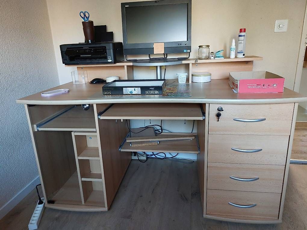 Scrivanie: Bureau 150 x 70 cm à donner – Usato da Lausanne venduto da cib_5ltp