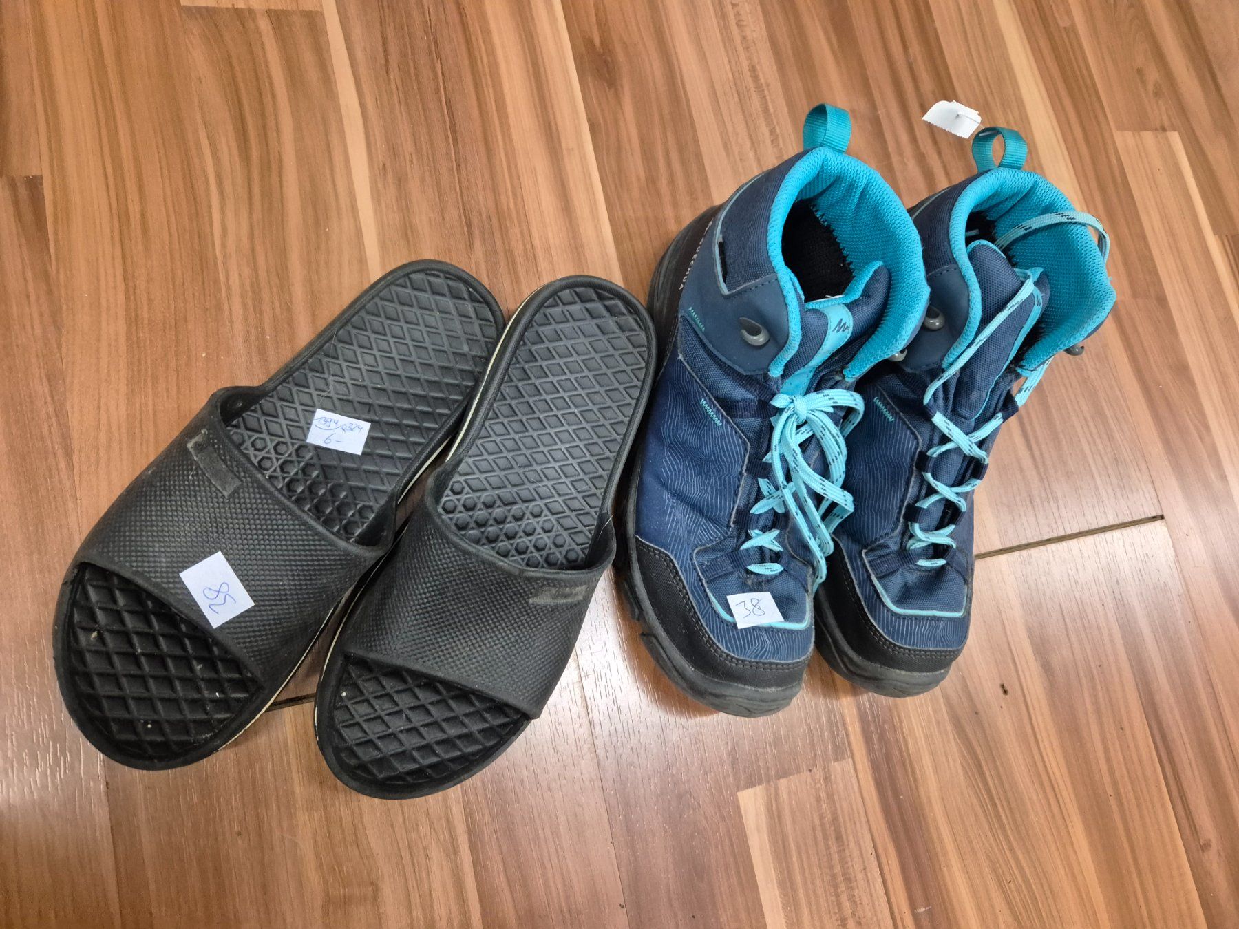 Herrenschuhe: Wanderschuh Quechua und Slipper gr 38 K27 – Gebraucht aus Schwarzenburg von Flamingo07