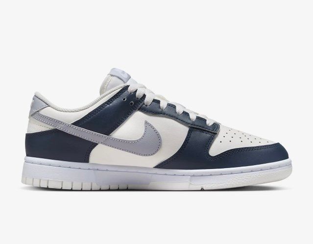Nike Scarpe da uomo: Nike Dunk Low White/Armoury Navy/Wolf Grey - 44 – Nuovo (secondo la descrizione) da Winkel venduto da Studi66 1