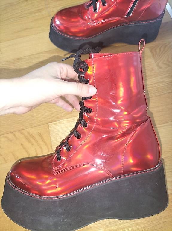 Chaussures femmes: Bottines plateforme rouge brillant à reflets – D'occasion à Vevey par fra_fs8w 4