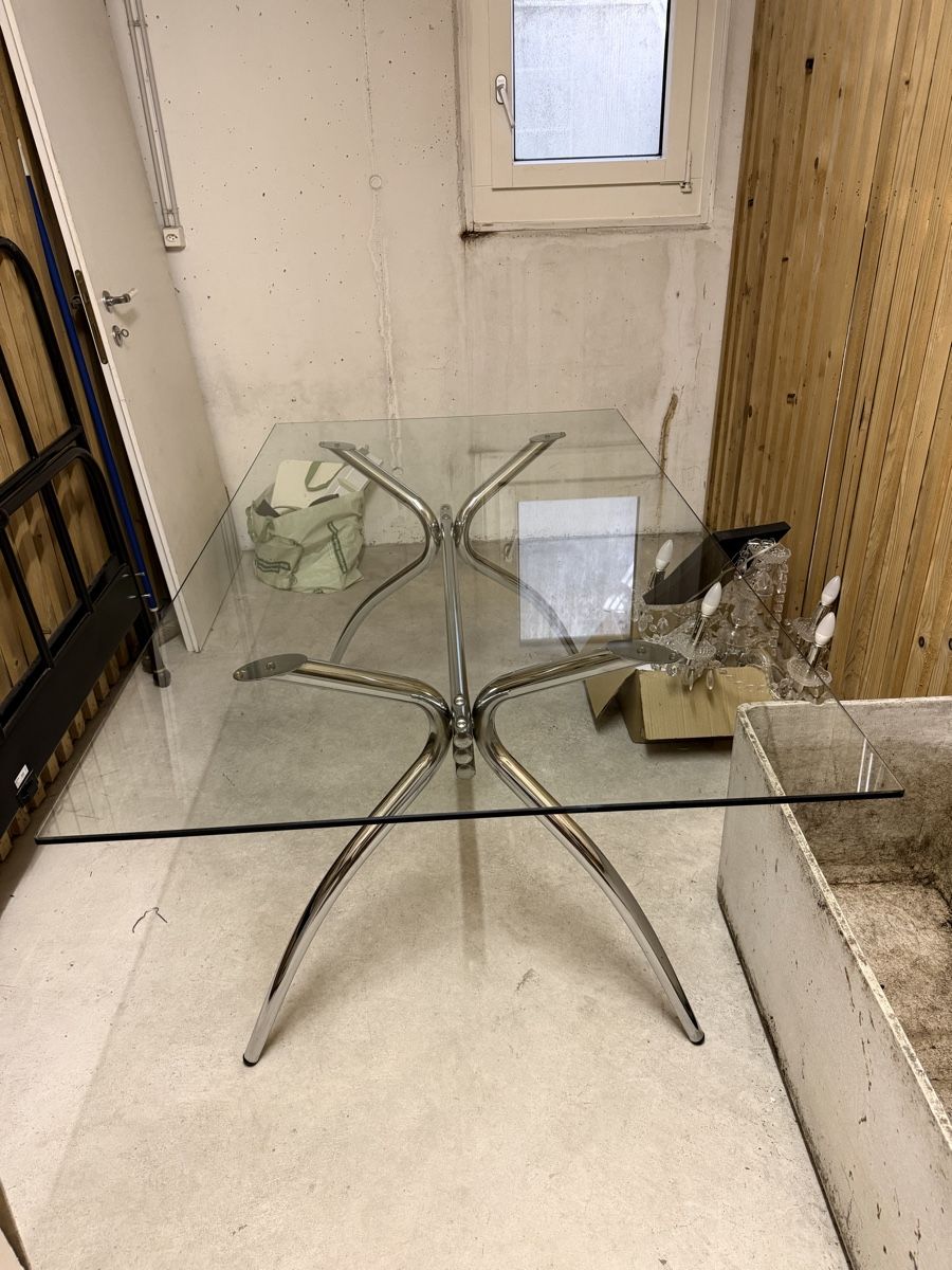 Set di tavolo e panche: Glass dining table chrome base with 6x black leather chairs  – Usato da Egg b. Zürich venduto da sha_t97v 1
