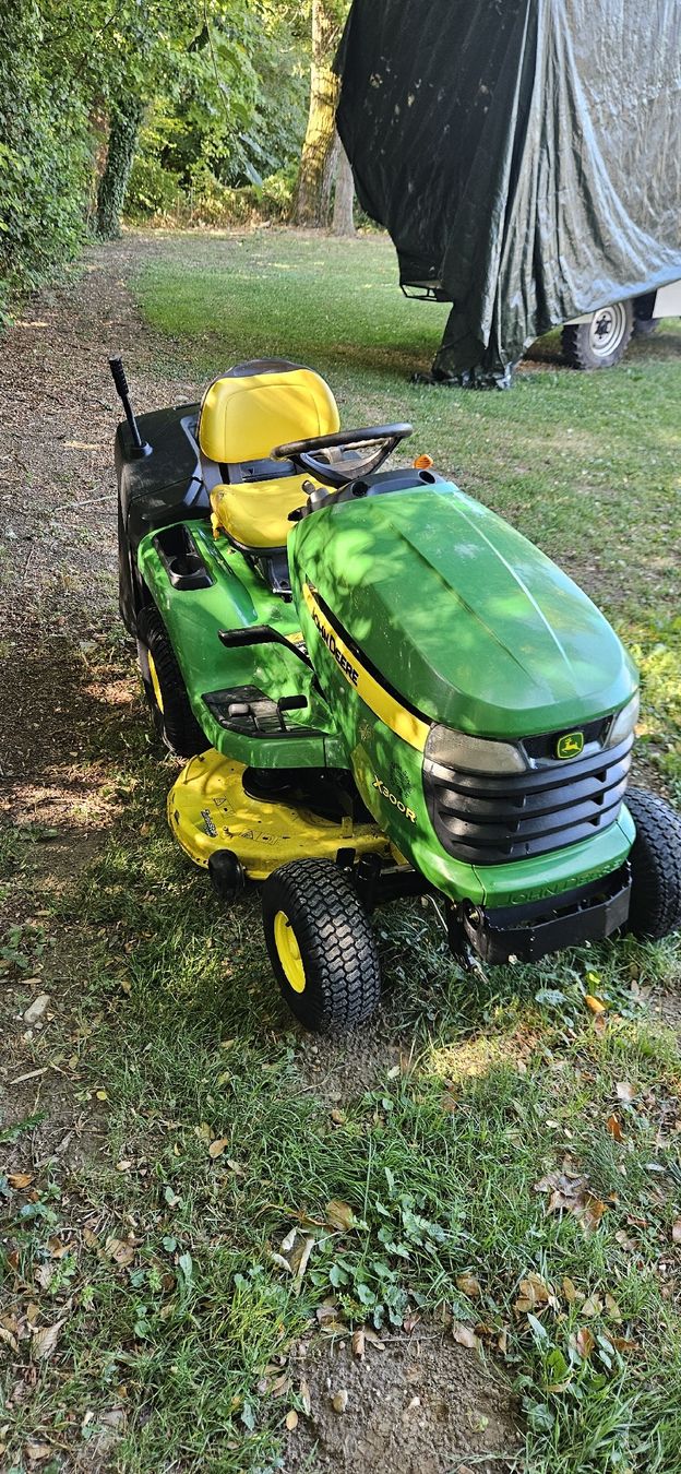 John Deere Rasenmäher: JOHN DEERE X300R  – Gebraucht aus Vich von Max-Mechanics 2