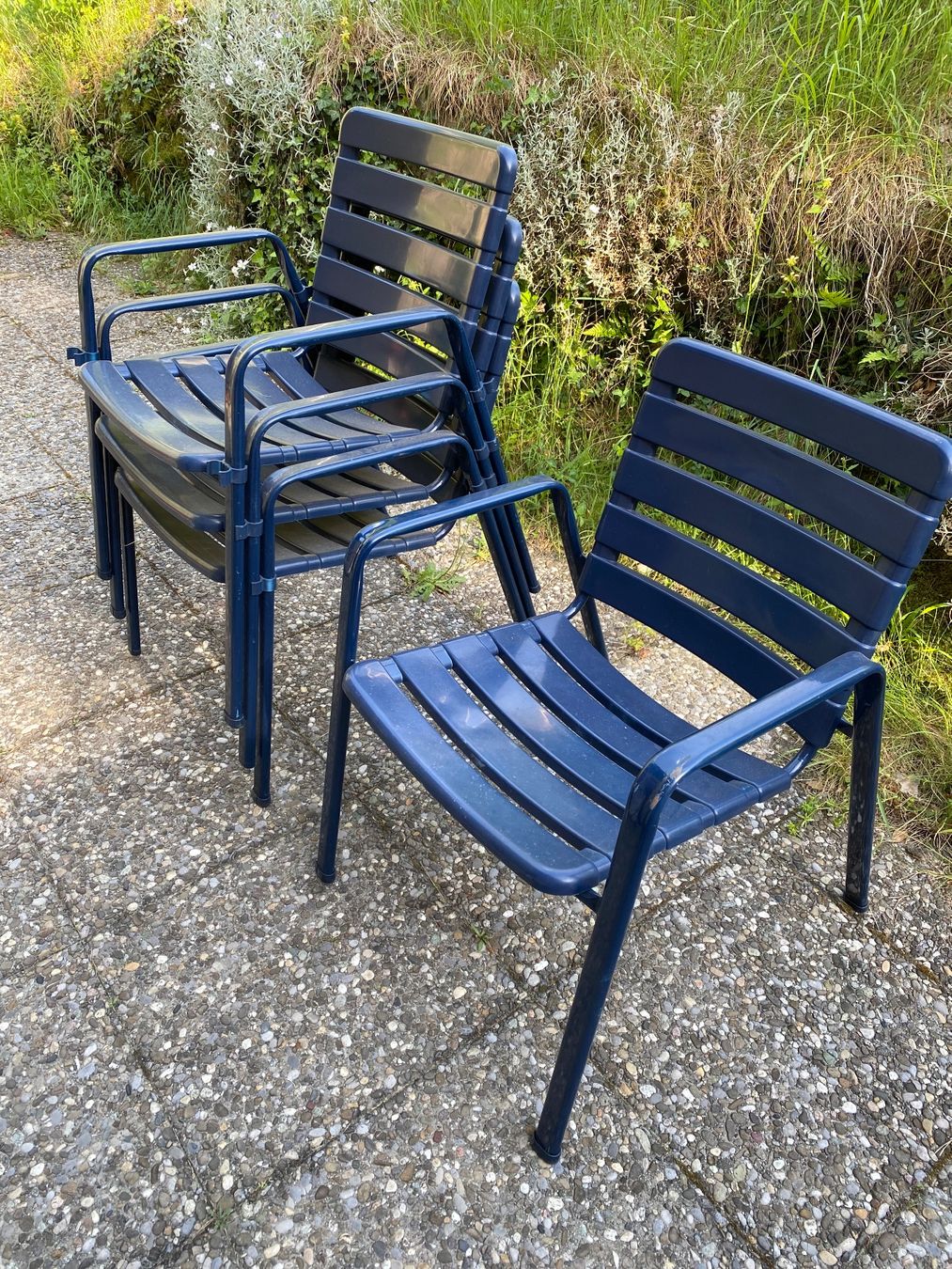 Sedie: 4 Stk. dunkelblaue Gartenstühle, stapelbar – Usato da Muotathal venduto da Aipoten 1