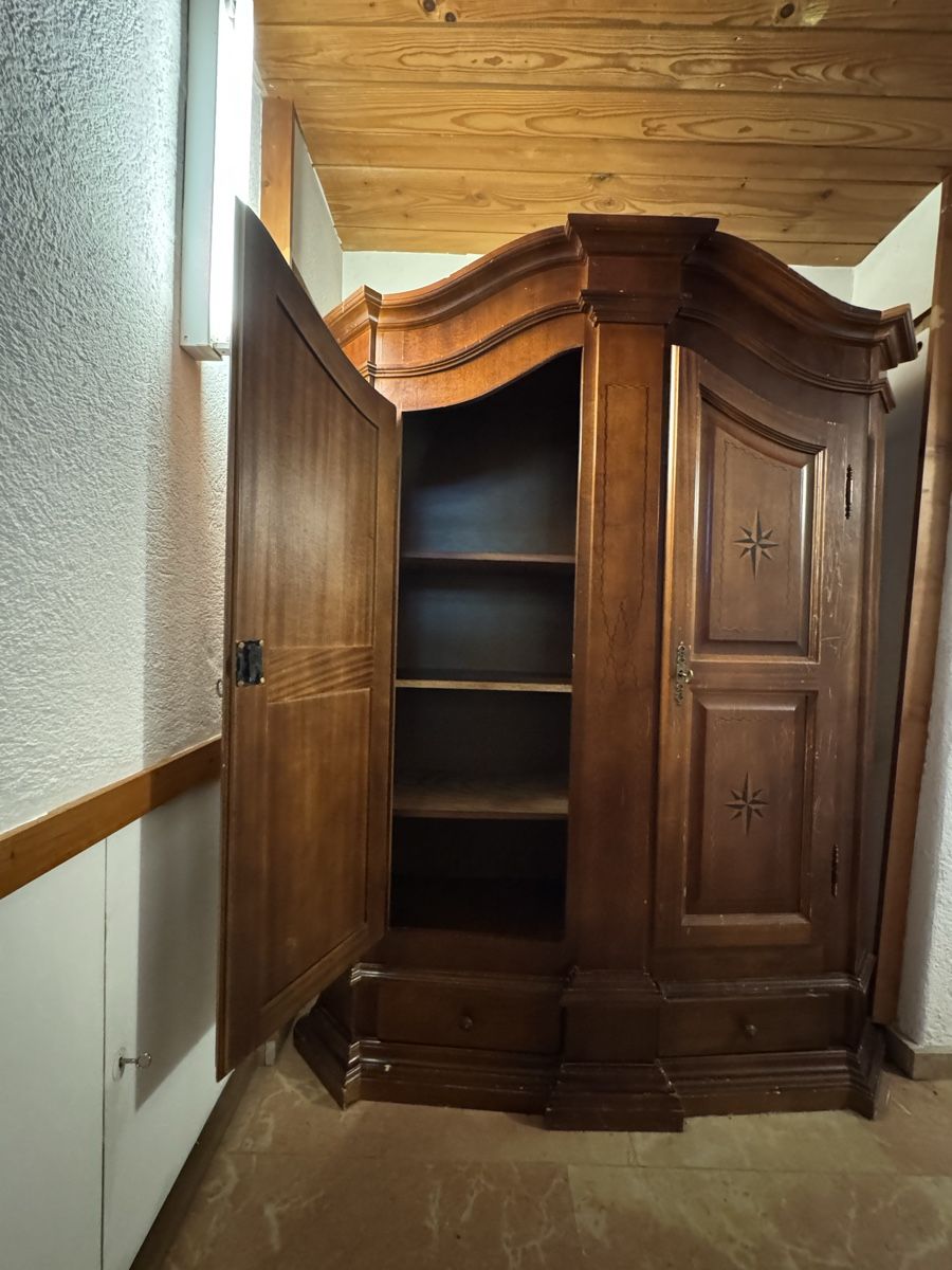 Armadi: Antiker Schrank – Usato da Basel venduto da jolipups12 2