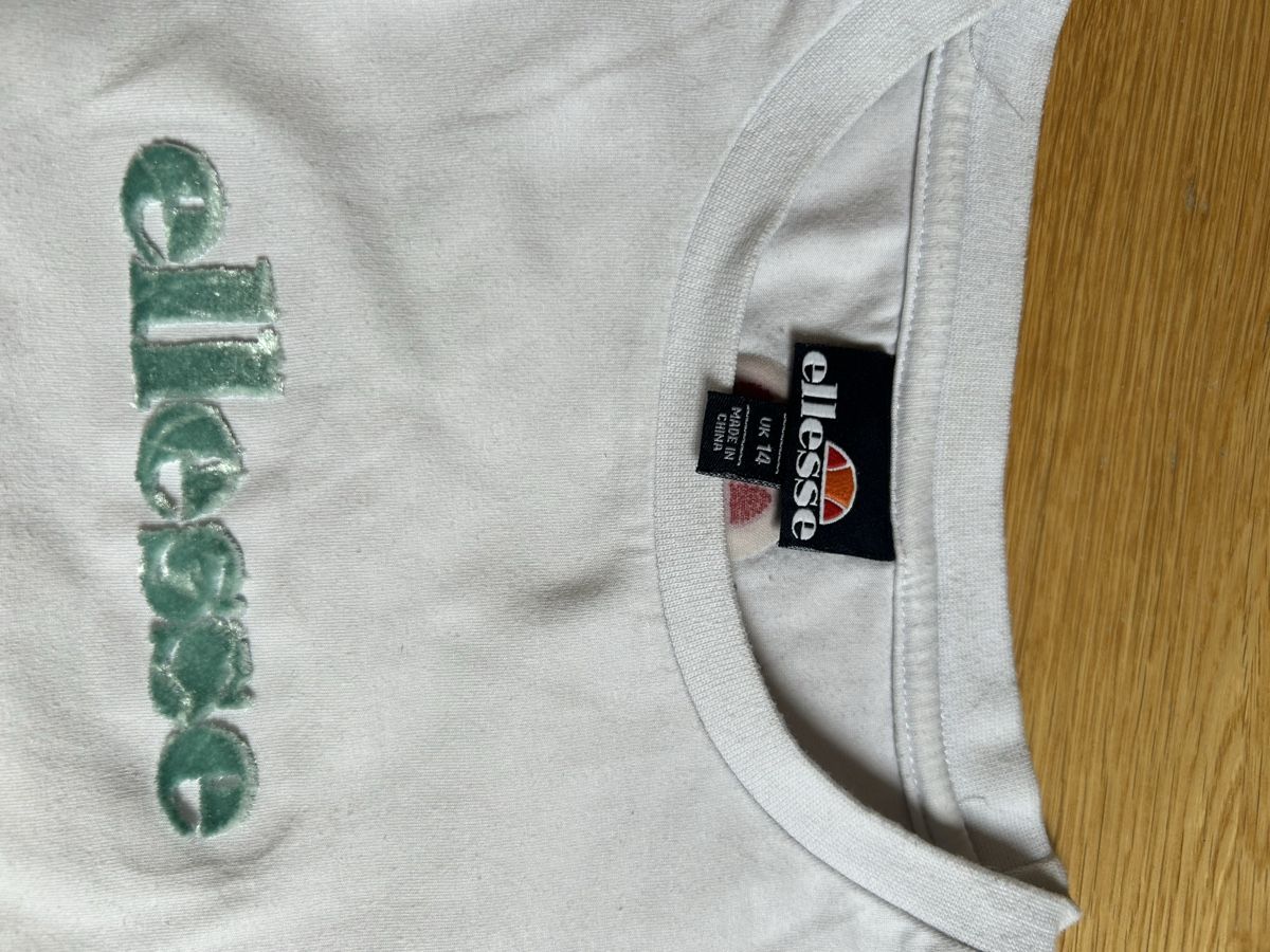 Blusen, T-Shirts & Tops: T-shirt – Gebraucht aus Daillens von guisepa 1