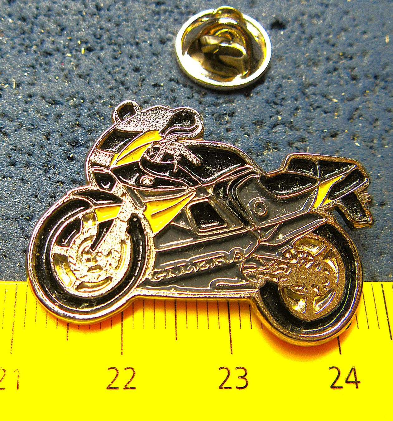 Placchette & Badge: GILERA MOTORRAD PIN GEPRÄGT – Usato da Ettingen venduto da Hausi4711