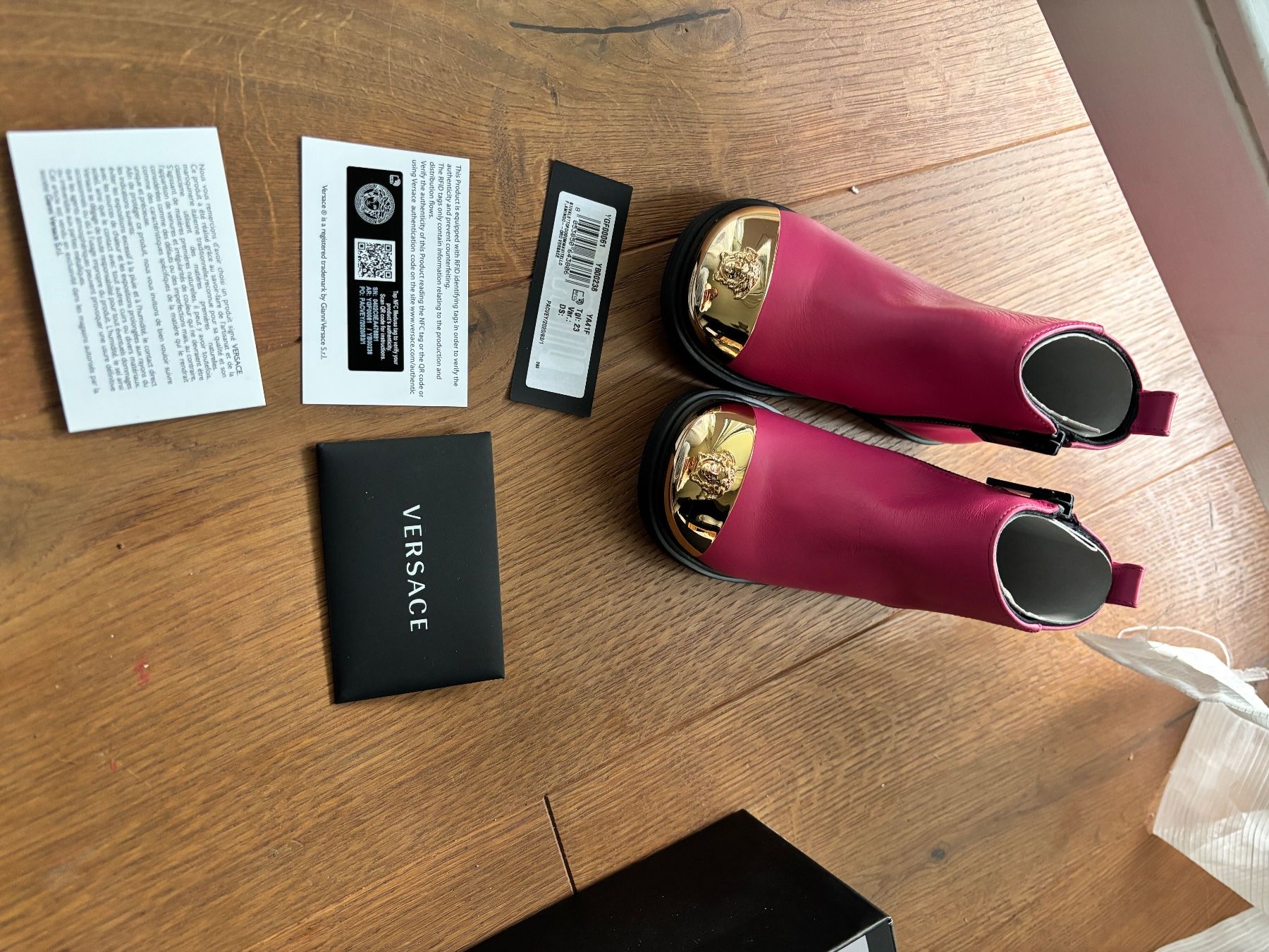Versace Scarpe per ragazze: Brand new Versace leather boots size 23 – Nuovo e nell'imballaggio originale da Cham venduto da ppl_8lbl 9