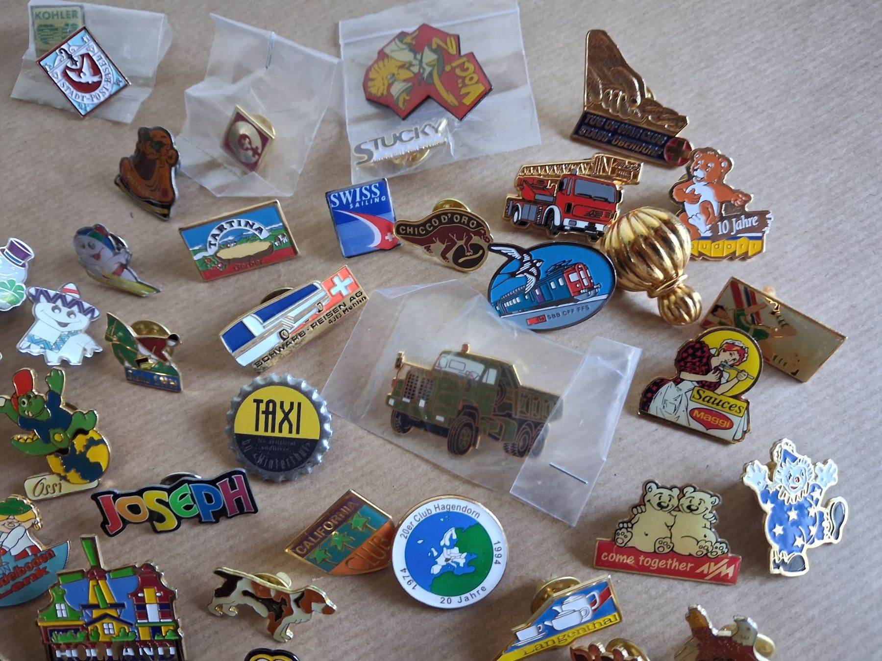 Placchette & Badge: b/ 100+ Pins mit Verschluss. Gemäss Bildern – Usato da Hagendorn venduto da siwasi3 8