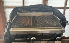 Professioneller Gasgrill mit Abdeckung, wenig gebraucht.