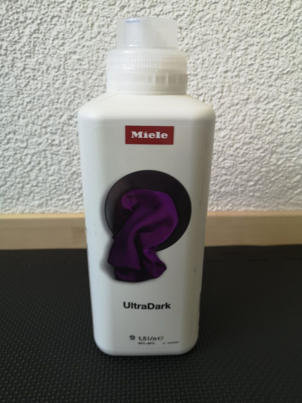 Miele Prodotti di pulizia: Miele UltraDark 1,5 l – Nuovo e nell'imballaggio originale da Bremgarten AG venduto da recbitw