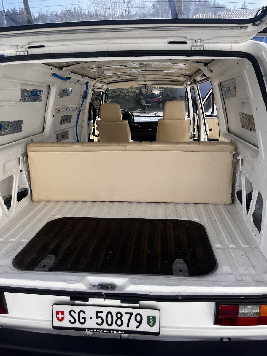 Volkswagen Tutti i ricambio: VW T3 Sitzbank Neu bezogen – Usato da St. Gallen venduto da Quidyy 1