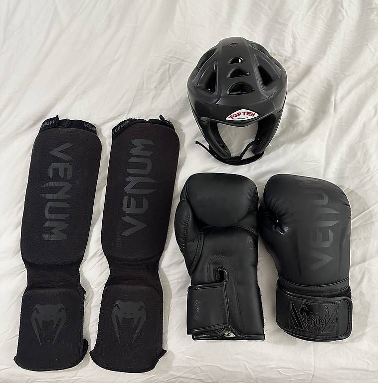Venum Handschuhe & Handstulpen: Venum Kickbox-Set – Gebraucht aus Roggwil BE von alsndros