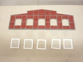 FLEISCHMANN GEBÄUDE BACKSTEINFASSADE MIT FENSTERN UND GLÄSER