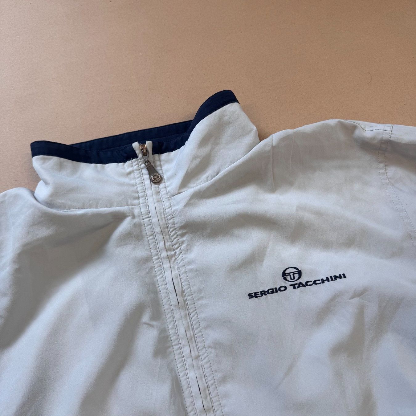 Giacche: Sergio Tacchini vintage grey track jacket – Usato da St. Gallen venduto da sourced_limited 1
