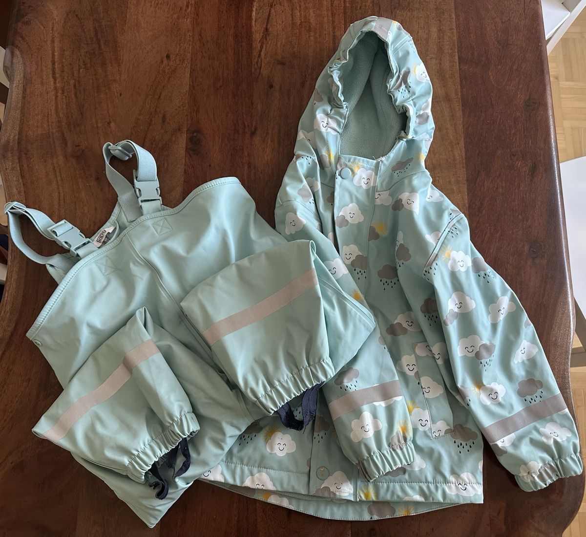 Lotti di vestiti: Regenhose und Regenjacke Grösse 98/104 – Usato da St. Gallen venduto da Niky2609