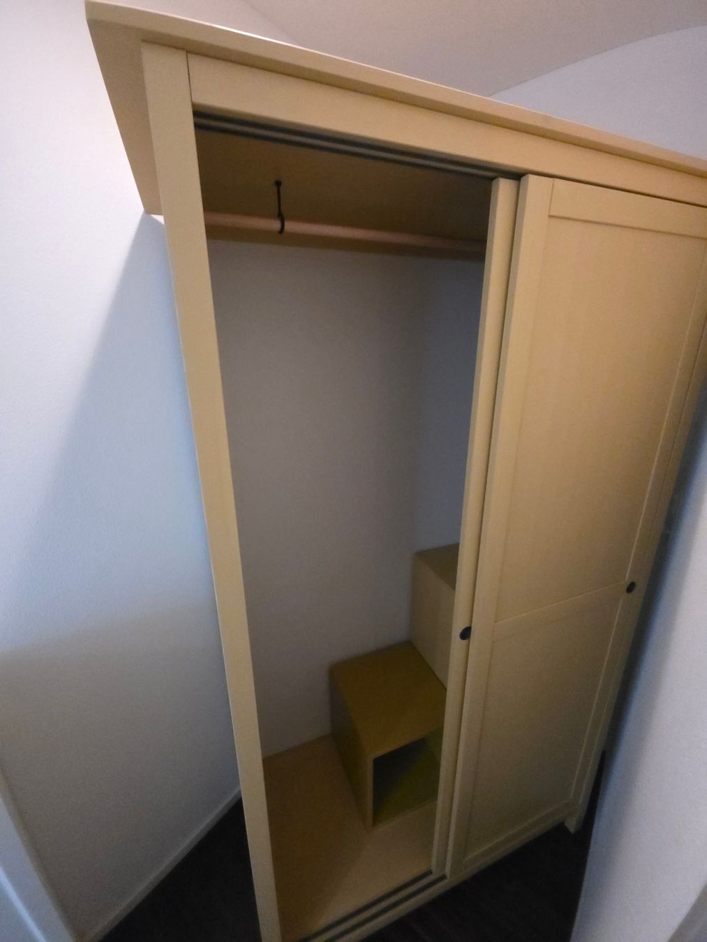 Ikea Garderobe: Ikea Hemnes Kleiderschrank in Gelb – Gebraucht aus Urdorf von mis_xgv7 2
