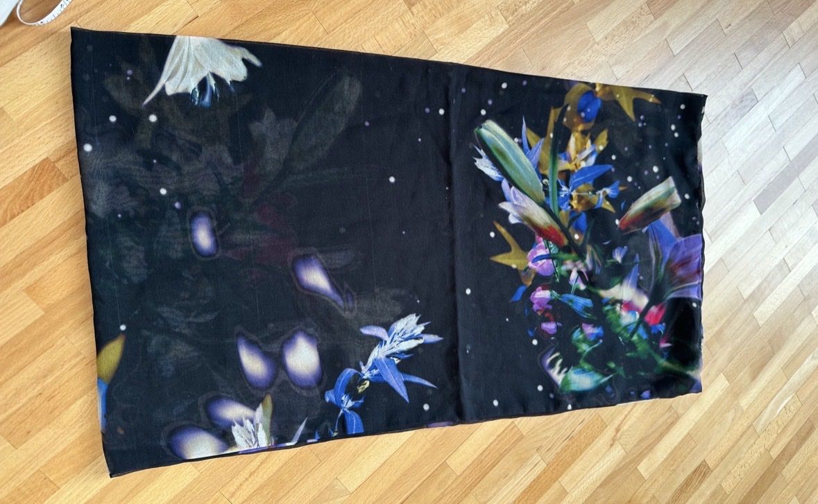 Foulard & Sciarpe: Scarf floral print black new – Nuovo e nell'imballaggio originale da Luins venduto da vvs_7kqr