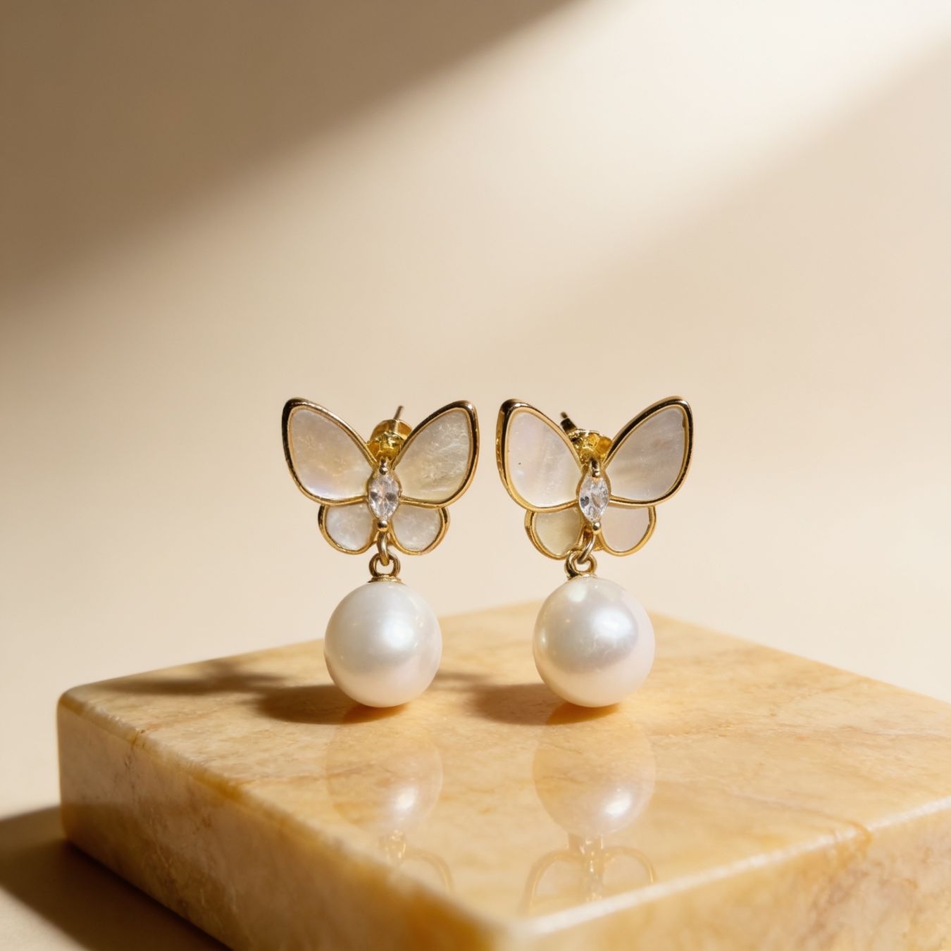 Orecchini pendenti & Orecchini a lobo: Boucles d'oreilles papillon nacré et perle – Nuovo e nell'imballaggio originale da St-Maurice venduto da Sandrinette123
