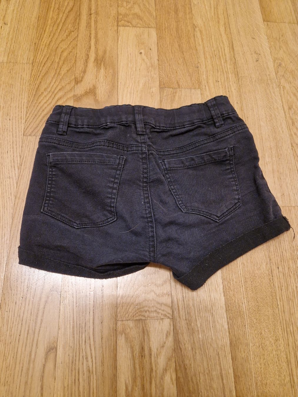 C&A Pantaloni: Short en jean noir Here+There c et a taille 146 – Usato da Penthaz venduto da Sosotroc 1