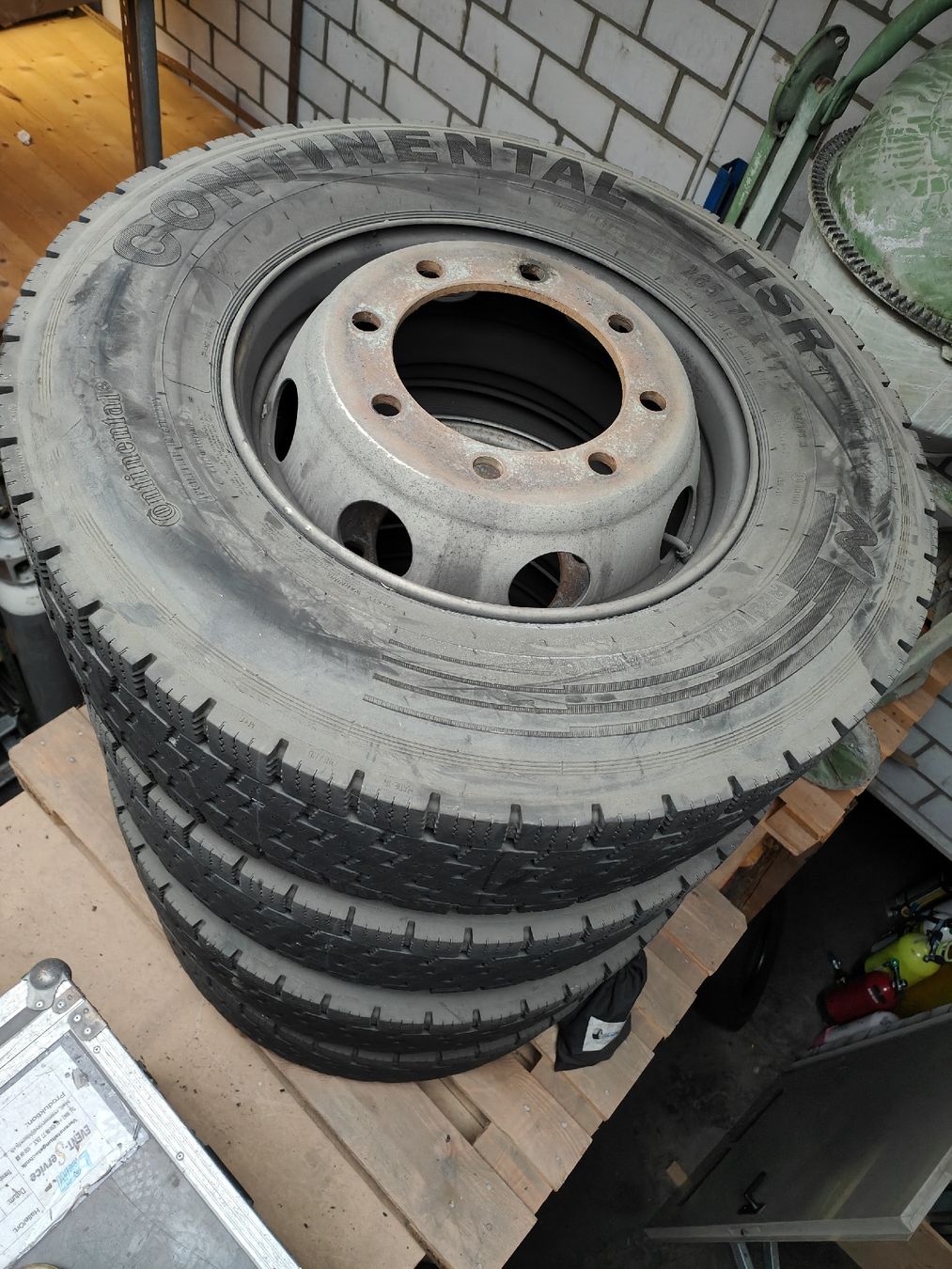 Continental Pneumatici & Ruote complete: 4x LKW Rad 285/70 R19.5 – Usato da Aesch LU venduto da Cubic