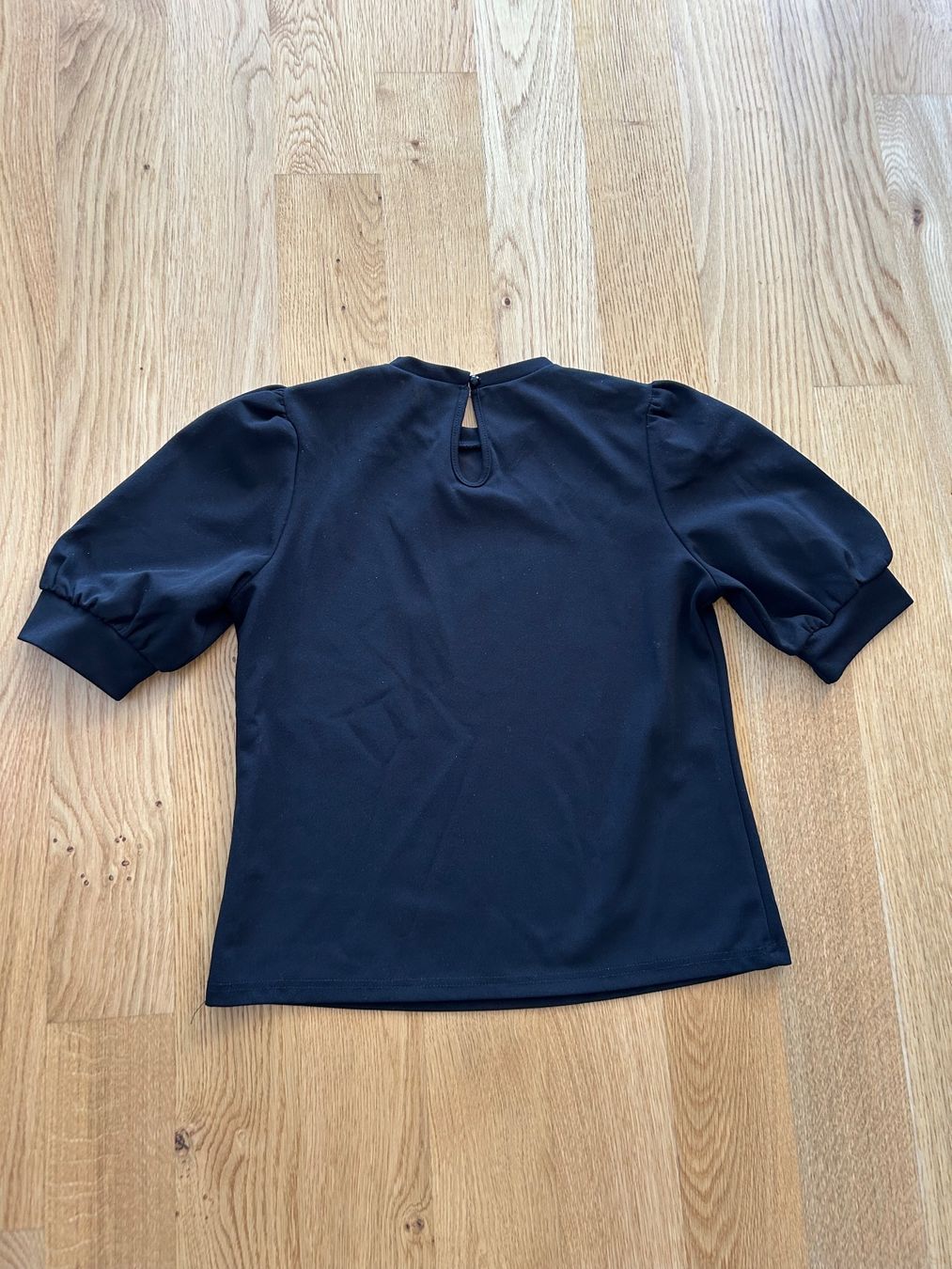 Shein Camicette: Schwarze Bluse mit Puffärmeln, Gr. 36 / S – Usato da Altenrhein venduto da _6sbw 1
