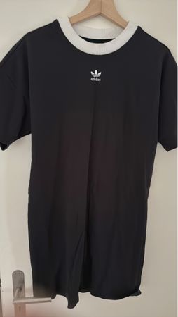Adidas T-Shirt in Schwarz mit weissem Kragen, Gröss