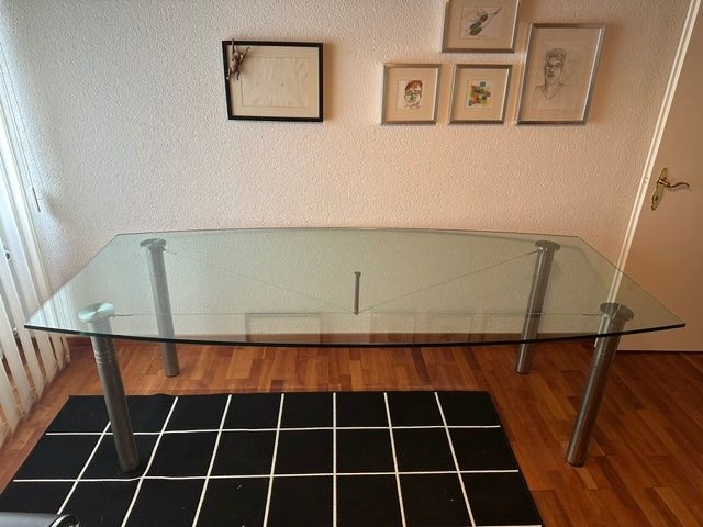 Tables: Tisch mit Glasplatte, Design Hutter – D'occasion à Herzogenbuchsee par Bestens46 1