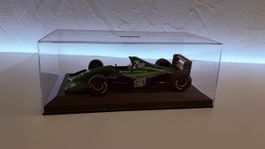 Formel 1 Modellauto im Display gehaeuse 