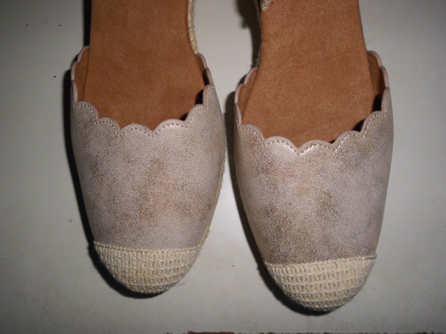 Scarpe da donna: Escarpins beige d'oré P. 41 – Nuovo (secondo la descrizione) da Marin-Epagnier venduto da Madja 1