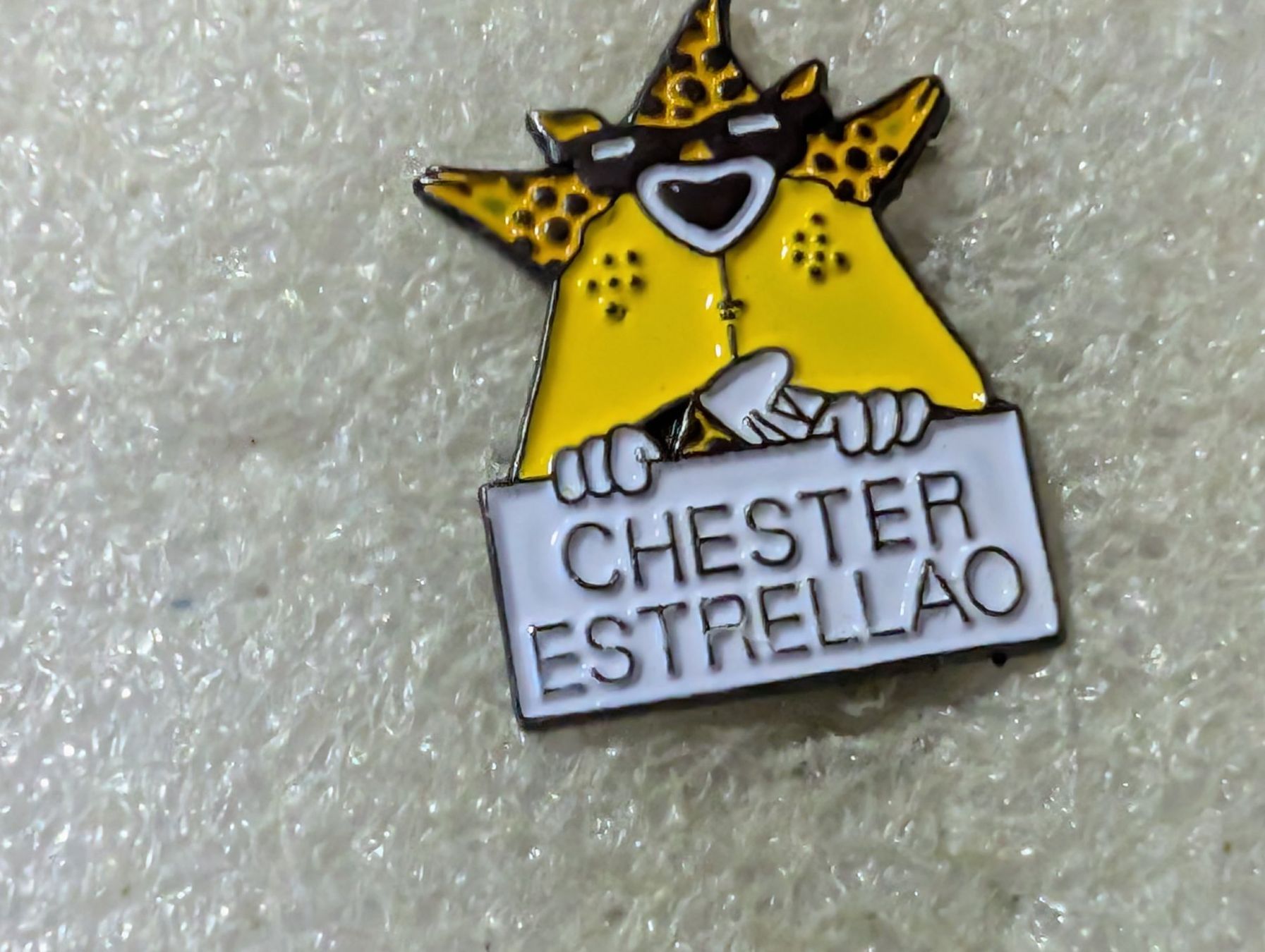Placchette & Badge: Ansteckpin 129: Chester Estrellao – Usato da Oppligen venduto da Pin-Fall-Shop