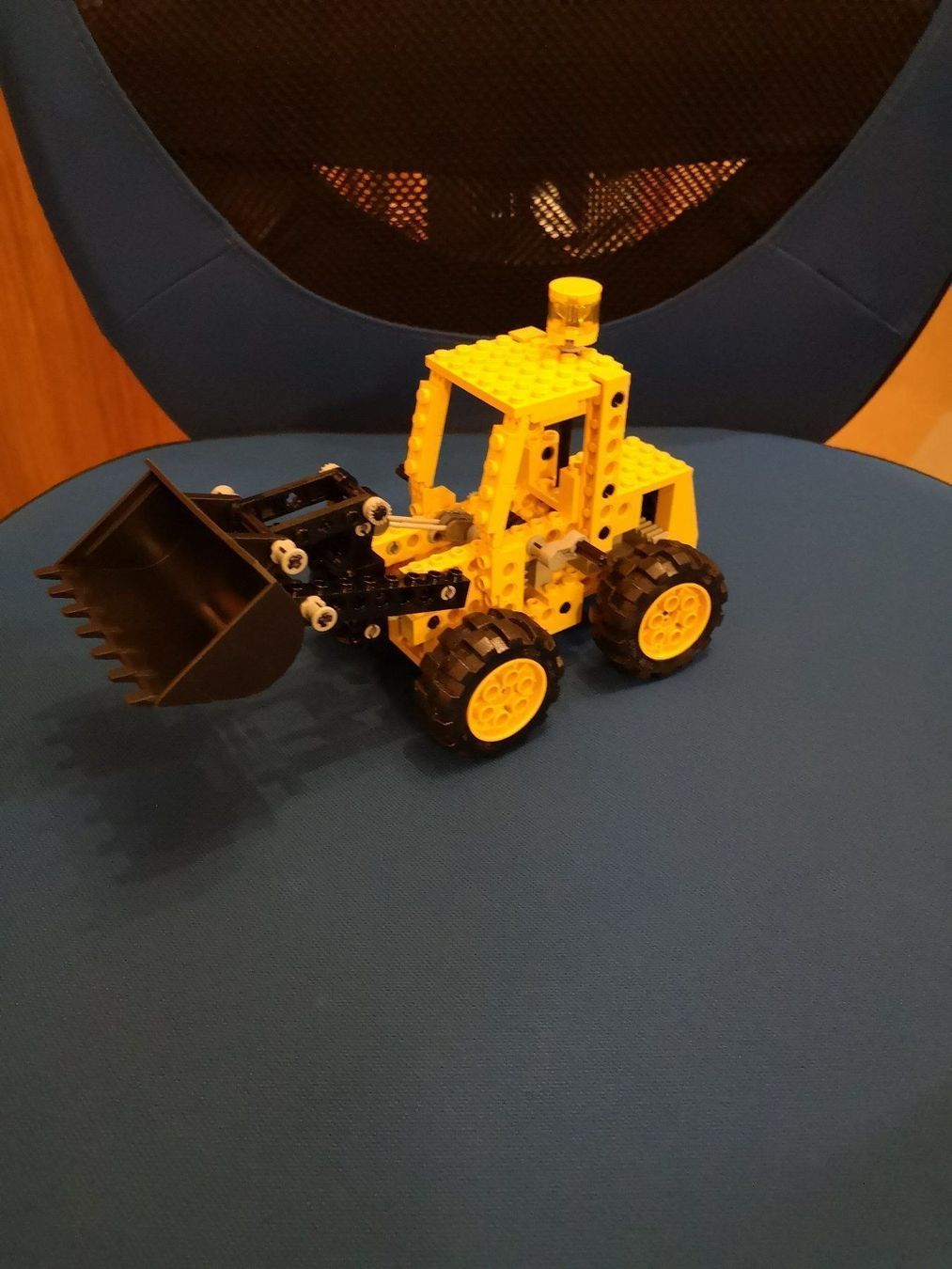 Lego Kit di costruzioni: Lego 8828 Front End Loader – Usato da Bremgarten AG venduto da Davidiusi
