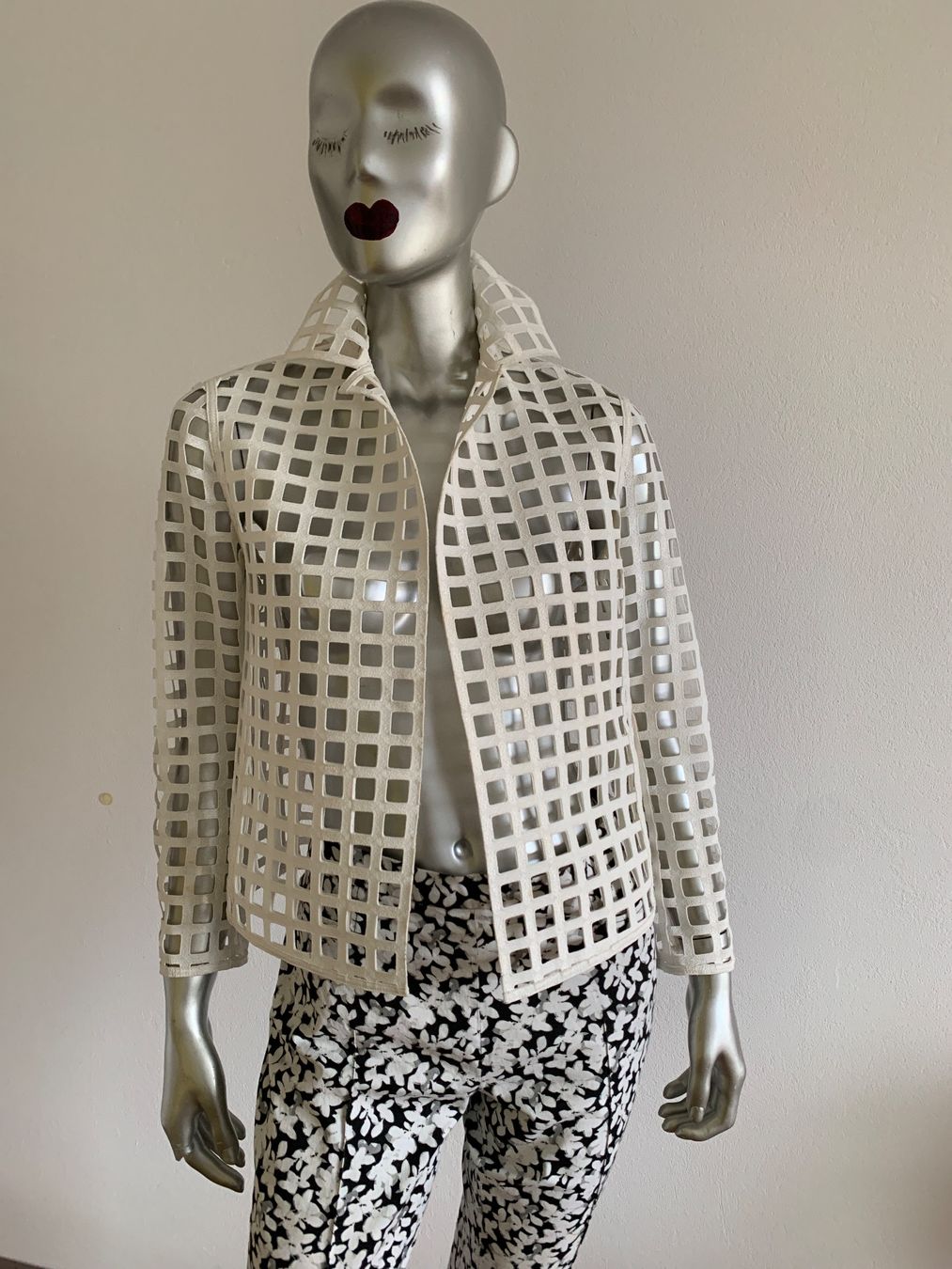 Akris Giacche: AKRIS: Extravaganter weisser Blazer aus Gitterstoff, 36 – Nuovo (secondo la descrizione) da Luzern venduto da paulablue