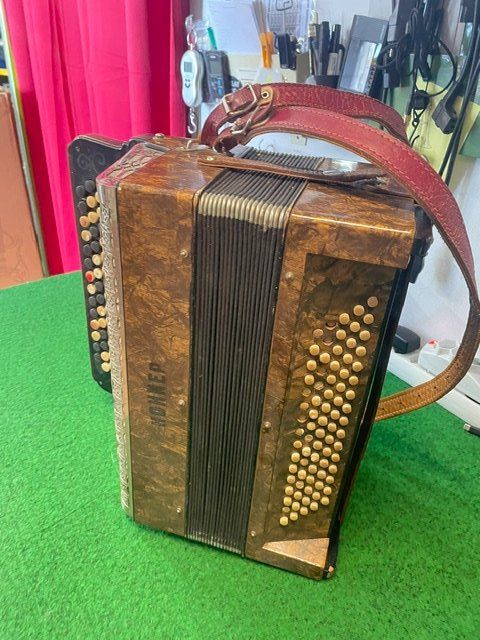 Musikinstrumente: accordéon chromatique ancien – Defekt aus Fully von Peluche3 1