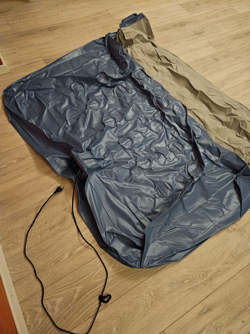Letti: Lit gonflable 150 × 200 cm.   Très confortable. – Usato da GENEVE venduto da goldforall 4
