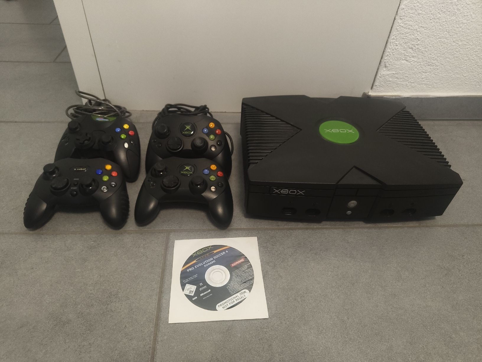 Microsoft Konsolen: Xbox + 4 Controller + Spiel – Defekt aus Frauenfeld von Kepow