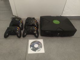 Xbox + 4 Controller + Spiel